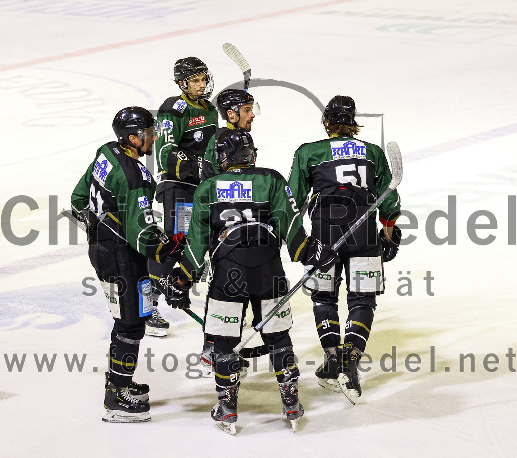 2022-09-30_043_TSV_Erding_gegen_EV_Dingolfing | Erding, Deutschland, 30.09.2022:
Eishockey, Bayernliga 2022 / 2023, Testspiel, TSV Erding gegen EV Dingolfing, Endergebnis: 3:4

Roni Rukajärvi (Erding Gladiators, #61), Dominik Wagner (Erding Gladiators, #12), Philipp Michl (Erding Gladiators, #77), Erik Modlmayr (Erding Gladiators, #21), Ryan Murphy (Erding Gladiators, #51)

Foto: Christian Riedel / fotografie-riedel.net