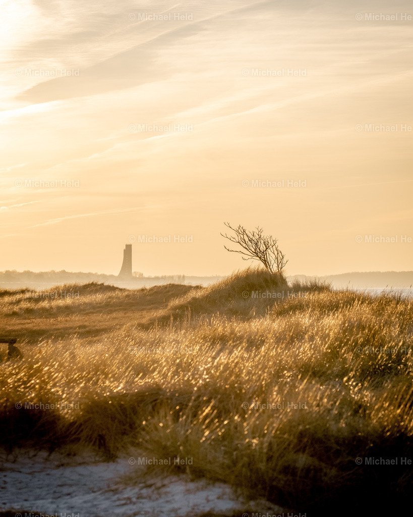 Blick auf das Ehrenmal in Laboe | Profi-Fotos über Schleswig-Holstein und dem ganzen Norden für Büro, Hotel, Ferienhaus, Ferienwohnung, Wohnzimmer, Arztpraxis uvm. jetzt bestellen. - Realisiert mit Pictrs.com