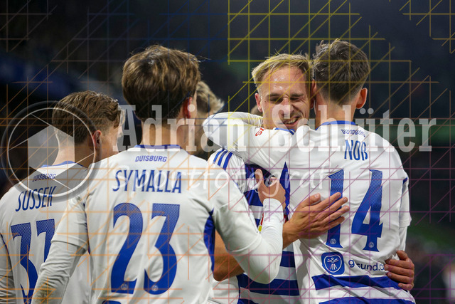 MSV Duisburg vs Rot-Weiss Essen - 3. Liga | Duisburg, Deutschland, 26.10.25:   Florian Krüger (MSV Duisburg) Torjubel, jubelt mit seiner Mannschaft nach dem Treffer zum 1:0 waehrend des Spiels der 3. Liga MSV Duisburg vs Rot-Weiss Essen in der schauinsland-reisen-arena(Foto von Brauer-Fotoagentur / Adrian Schlueter)