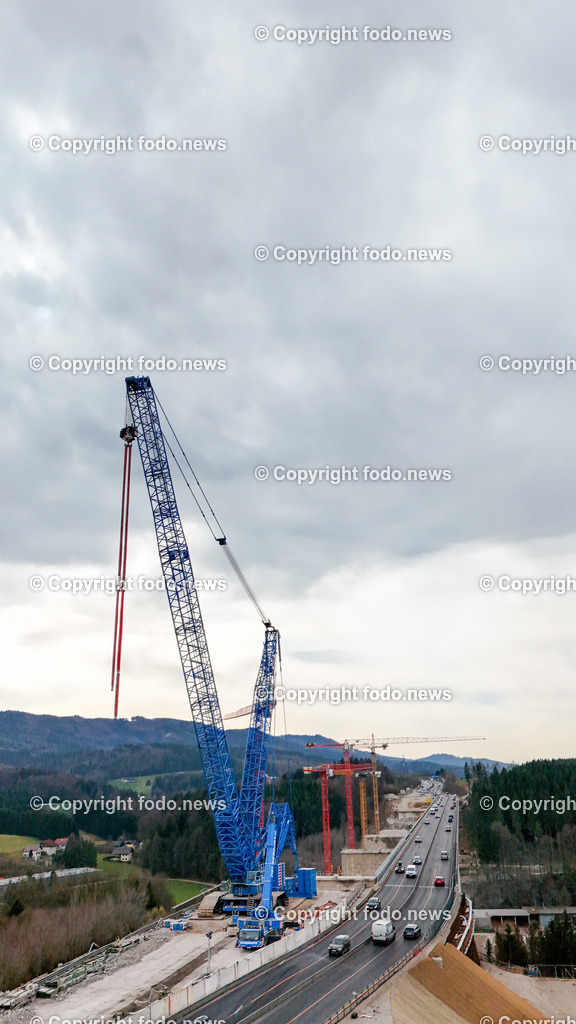 Westautobahn_ A1_ Aurachtalbruecke_ 11.03.2024-14 | 11.03.2024, Aurachkirchen, AUT, Westautobahn, A1, Aurachtalbruecke, im Bild Baustelle, Bruecke, Uebergang, Tal, Kran, Kraene, Schwerlastkran, Felbermayr, Sanierung, Asfinag, Baugeraete, Bagger, Verkehr, Drohne, Luftbild