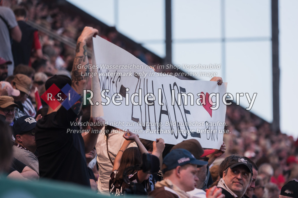 RS-1-132635 | Fans tragen ein Banner mit der Aufschrift "auswärts ZUHAUSE   BWV" auf der Haupttribüne entlang
