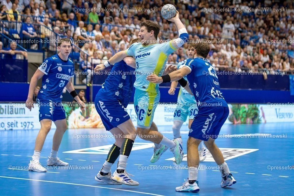 xKWIx07092501018 | 07.09.2025, xkwix, Handball, 1. Handball-Bundesliga, DAIKIN HBL 2025/26, TBV Lemgo Lippe - VfL Gummersbach, PHOENIX CONTACT Arena: Kay Smits (VfL Gummersbach #31) im Zweikampf gegen Niels Versteijnen (TVB Lemgo Lippe #25)