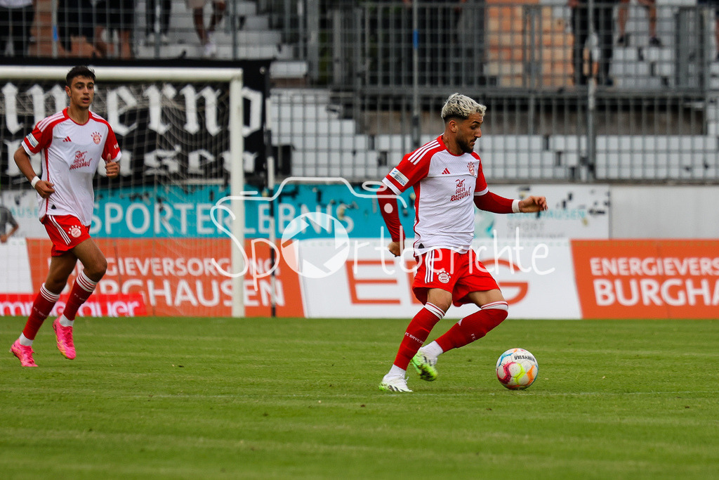 SV Wacker Burghausen - FC Bayern Amateure | Dion BERISHA (FCB #11) am Ball  / Freisteller / Einzelfoto