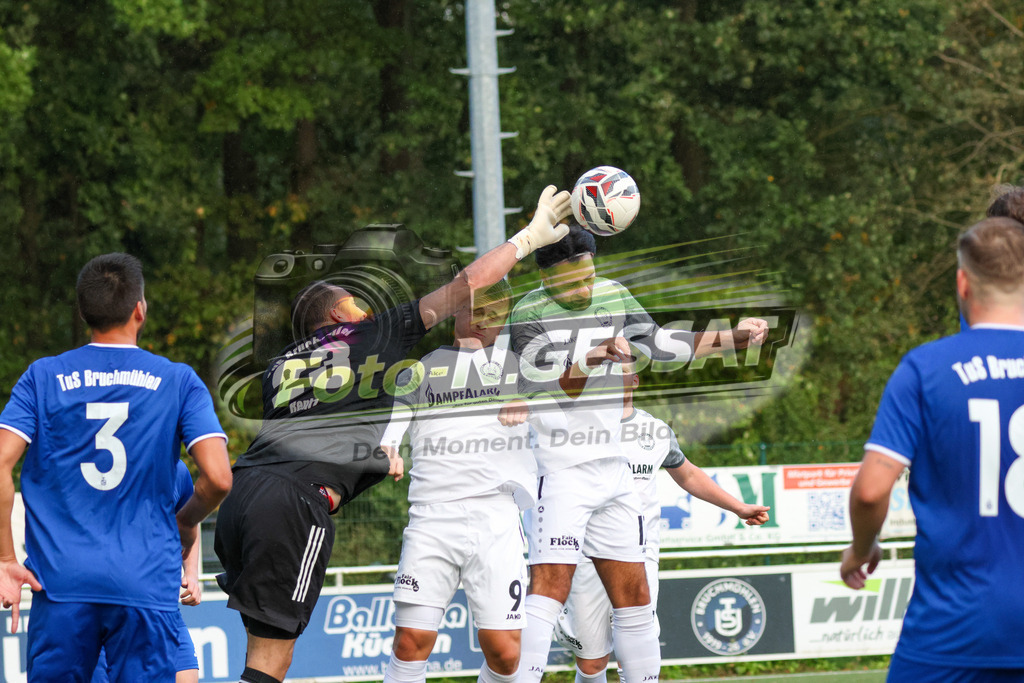 TuS Bruchmühlen - Bünder SV | Auf dem Bild zu sehen: schwarz TuS Bruchmühlen TW: Robin Rentz ; weiß Bünder SV v.l.: Robin Luca Wolf, Batuhan Kaymak   TuS Bruchmühlen, Bünder SV, Saison 26/27, Kreisliga A, Bruchmühlen, Deutschland - Realisiert mit Pictrs.com