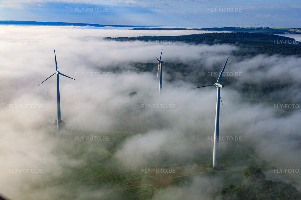 Luftbild: Rotoren des Windpark Fürstenau ragen aus tiefen Wolken heraus im Ortsteil Fürstenau in Höxter im Bundesland Nordrhein-Westfalen in Deutschland.Foto: IMG_65166.jpg vom 24.05.2014 durch Werner Riehm/FLY-FOTO.deAuflösung des Originals: 4752 x 3168 pxErneuerbare Energien | BMZ