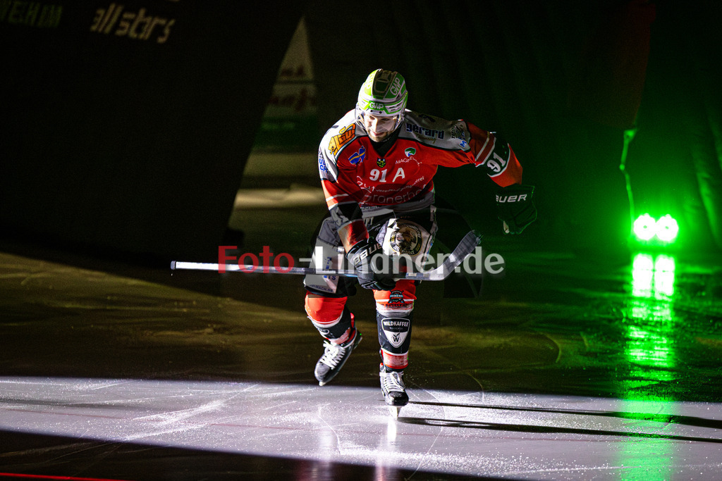 TSV Peißenberg MINERS gegen ESC Kempten SHARKS | Eishockey Bayernliga Herren Pre-Playoffs 2024/25, TSV Peißenberg MINERS gegen ESC Kempten SHARKS, 20250131,Dominik EBENTHEUER (MINERS 91) bein Einlauf, Eröffnung,2025-01-31 in Peißenberg (Eisstadion Peißenberg)Dominik EBENTHEUER (MINERS 91)Copyright: WolfgangxLindner foto-lindner.de