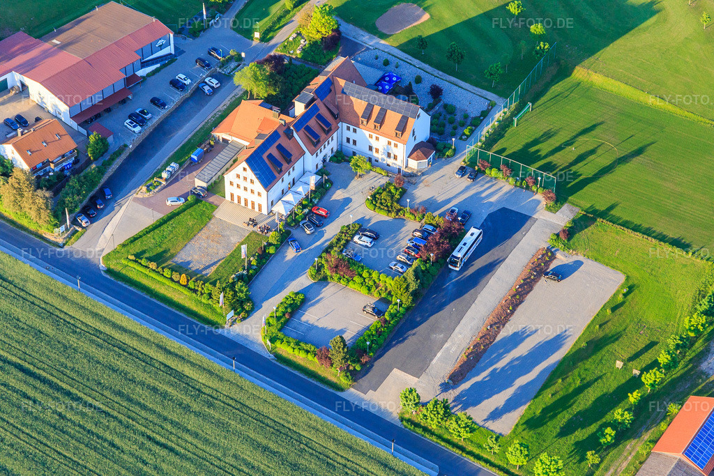 Luftbild: Landhotel Geiselwind in Geiselwind im Bundesland Bayern in Deutschland. – Foto: IMG_100411.jpg vom 27.05.2017 durch Werner Riehm/FLY-FOTO.de – Auflösung des Originals: 5472 x 3648 px – Landhotel Geiselwind - Tagen, Golfen, Urlaub machen - in Franken!
