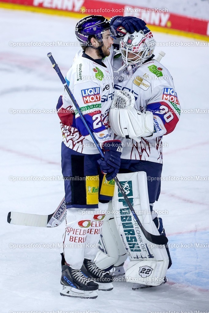 KEC23042502135 | 23.04.2025, Eishockey, DEL Finale Play-offs, Kölner Haie - Eisbären Berlin, Finale Spiel 3, Lanxess-Arena Köln: Blaine Byron (Eisbaeren Berlin #23) Goalie Jake Hildebrand (Eisbaeren Berlin #30) 