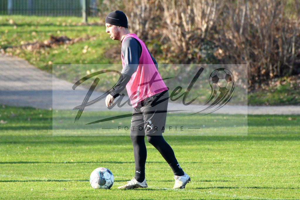 20200207_TRAOSN_0059 | Fußball, Herren: Kevin Wolze (VfL Osnabrueck) in Aktion, am Ball, Einzelaktion waehrend der Trainingseinheit des VfL Osnabrueck im Sportpark Illoshoehe am 07.02.2020 in Osnabrueck, Deutschland. - Realisiert mit Pictrs.com
