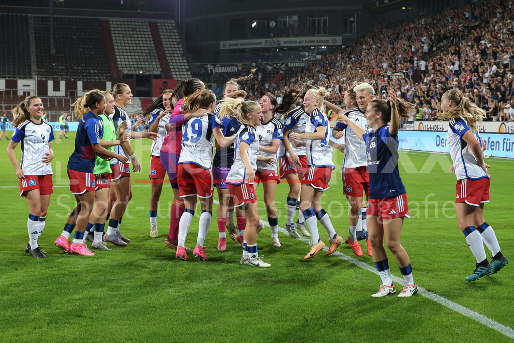 Fussball, DFB-Pokal Frauen, FC St. Pauli - Hamburger SV | v.li.: Spielerinnen vom Hamburger SV mit Jubel über den Sieg, Freude über das gewonnene Spiel, DIE DFB-RICHTLINIEN UNTERSAGEN JEGLICHE NUTZUNG VON FOTOS ALS SEQUENZBILDER UND/ODER VIDEOÄHNLICHE FOTOSTRECKEN. DFB REGULATIONS PROHIBIT ANY USE OF PHOTOGRAPHS AS IMAGE SEQUENCES AND/OR QUASI-VIDEO.
