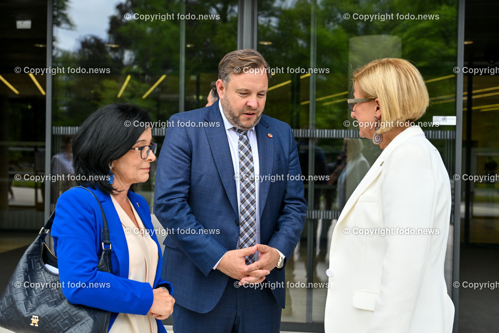 Pressekonferenz Land Ooe_ Oberoesterreich uebernimmt den Vorsitz in der Landeshauptleute-Konferenz_ 03.07.2024-13 | 03.07.2024, Linz, AUT, Pressekonferenz Land Ooe, Oberoesterreich uebernimmt den Vorsitz in der Landeshauptleute-Konferenz, im Bild  Margit Goell (VP, Mitglied des Bundesrates), Franz Ebner (VP, Praesident des Bundesrates), Johanna Mikl-Leitner (VP, Landeshauptfrau Niederoesterreich)