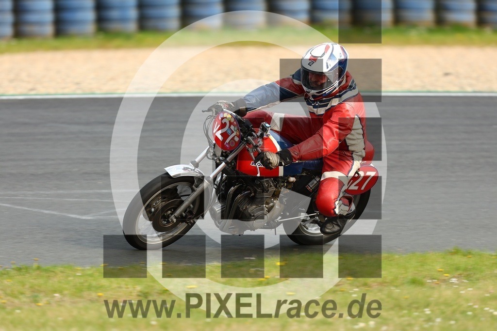 0v27-20260418_04837 | Schöne Erinnerungen an spannende Momente - das festzuhalten ist unser Job. PIXELrace.de ist seit 2003 auf den Rennstrecken Europas unterwegs um die Action draußen beim Fahren und die wunderbare Stimmung imm Fahrerlager für euch einzufangen.