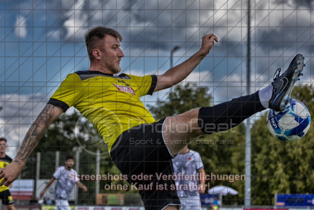 20250824_131030_0270-Bearbeitet | #,1.FC Heiningen II (gelb) vs. 1.Göppinger SV III (weiß), Fußball, Kreisliga B7 - Bezirk Neckar/Fils, 01. Spieltag, Saison 2025/2026, Kunstrasenplatz Sportzentrum Heiningen, Krautgarten 1, 73092 Heiningen, 24.08.2025 - 13:00 Uhr,Foto: PhotoPeet-Sportfotografie/Peter Harich
