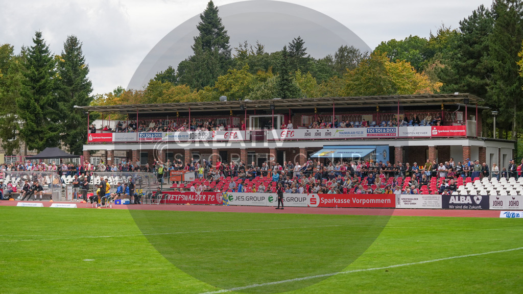 Fußball, Herren, Saison 2025/2026, Regionalliga Nordost, 9. Spieltag, Greifswalder FC vs. FSV 63 Luckenwalde, Sonntag 21.09.2025, Volksstadion Greifswald, | Fußball, Herren, Saison 2025/2026, Regionalliga Nordost, 9. Spieltag, Greifswalder FC vs. FSV 63 Luckenwalde, Sonntag 21.09.2025, Volksstadion Greifswald, Im Bild: Ein Blick auf die Heimtribüne des Greifswalder Volksstadion. - Realisiert mit Pictrs.com