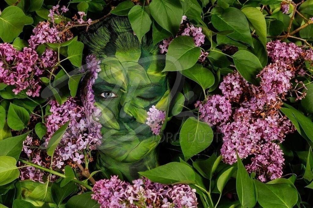 NatureArt-FLIEDER_0600_2b | Flieder und das blaue Auge | #001 | Modell: Lana | Foto: Tschiponnique Skupin - Realisiert mit Pictrs.com