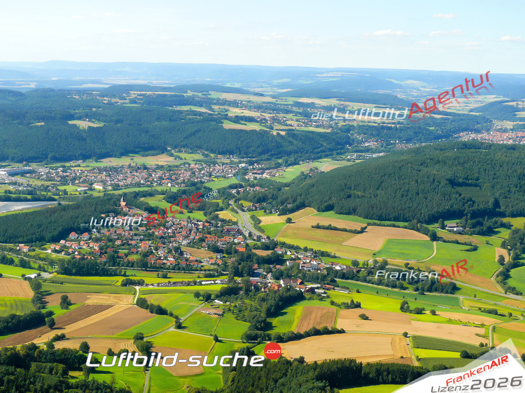 Die Luftaufnahme der Stadt Weissenbrunn wurde vom UL-Flugzeug heraus erstellt ( keine Drohne )- hohe Auflösung für beste Qualität