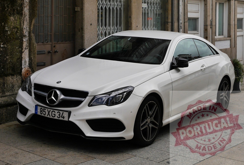 White Mercedes-Benz E-Class coupe parked on street | White Mercedes-Benz E-Class coupe parked on a stone tiled street - Realisiert mit Pictrs.com