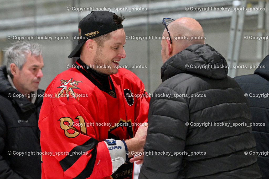 Lendhafen Seelöwen vs. Spartans Althofen | Siegerehrung, Vizepräsident KEHV Herbert Hohenberger, #81 Jakobitsch Silvio Spartans Althofen, Lendhafen Seelöwen vs. Spartans Althofen, Lendhafen Seelöwen vs. Spartans Althofen am 14.02.2025 in Ferlach (HTC Eishalle Ferlach), Austria, (Photo by Bernd Stefan)