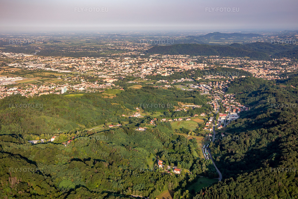 Vue aérienne: Vue de la ville depuis l'est à le quartier Rosenthal in Nova Gorica dans le département Slovénie, Slovénie. Photo: IMG_137630.jpg prise le 16/07/2023 par Werner Riehm/FLY-FOTO.euRésolution de l'original: 5183 x 3455 px