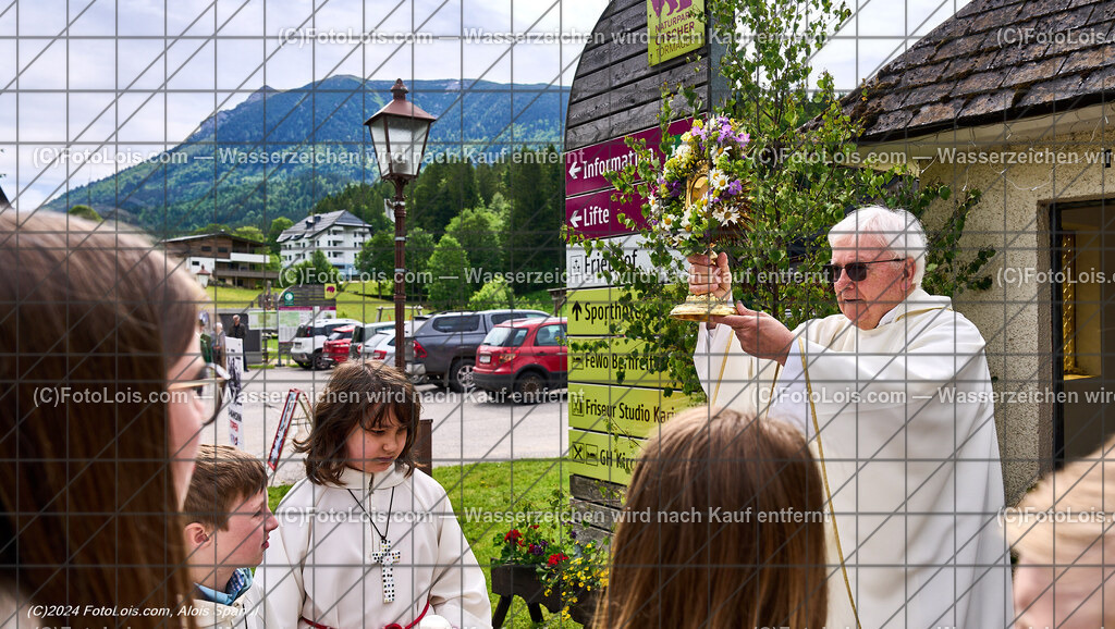 ALP7720_Fronleichnam_Lackenhof_Teichwiesenkapelle | (C)FotoLois.com, Alois Spandl. FRONLEICHNAM in Lackenhof mit Pfarrer Norbert Burmettler, Musikkapelle, Feuerwehr, Goldhaubengruppe und vielen LackenhoferInnen, Do 30. Mai 2024.