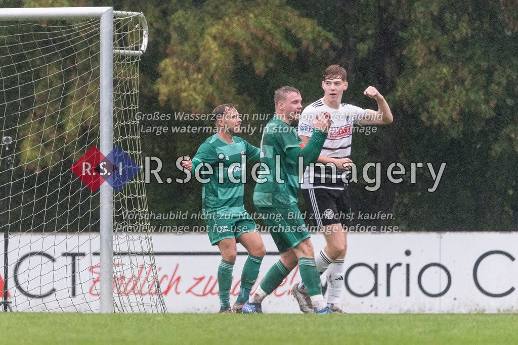 RS-1-014458 | Mika Jöhnck (#10, Neumünster) und Timo Barendt (#22, Neumünster, Teamkapitän) ärgern sich über eine Abseitsentscheidung; Justin Henri Cloppatt (#14, Reinfeld) freut sich darüber.