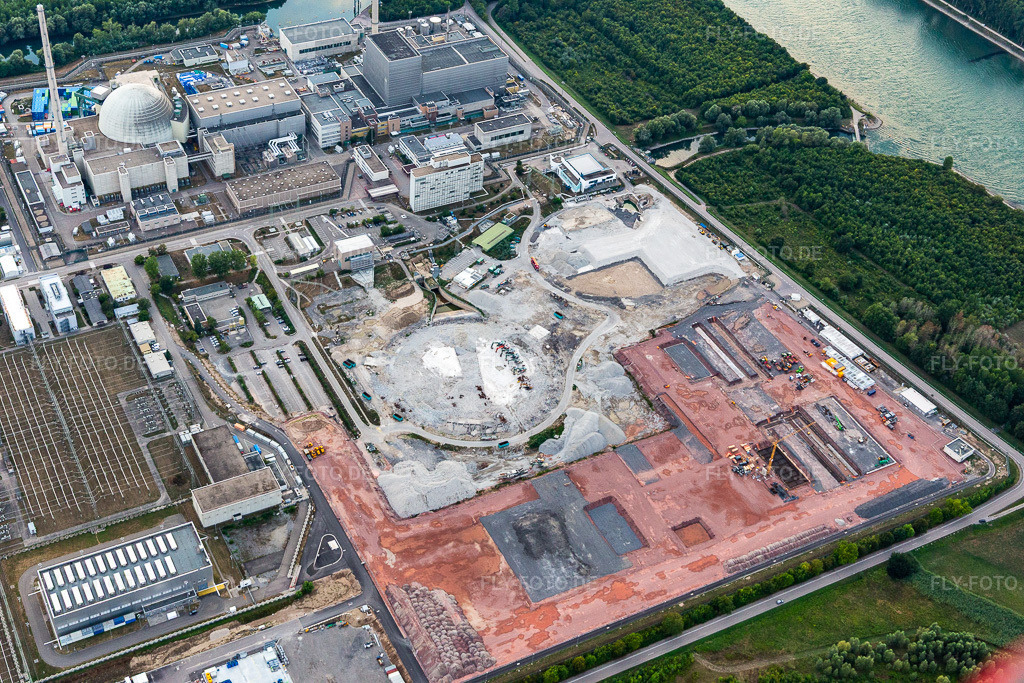 Luftbild: Bauplatz des Gleichstromkonverters auf dem Geländes des stillgelegten KKW Kernkraftwerk EnBW Kernkraft GmbH, Kernkraftwerk Philippsburg und Trümmer der beiden Kühltürme in Philippsburg im Bundesland Baden-Württemberg in Deutschland. Foto: IMG_122312.jpg vom 15.08.2020 durch Werner Riehm/FLY-FOTO.de