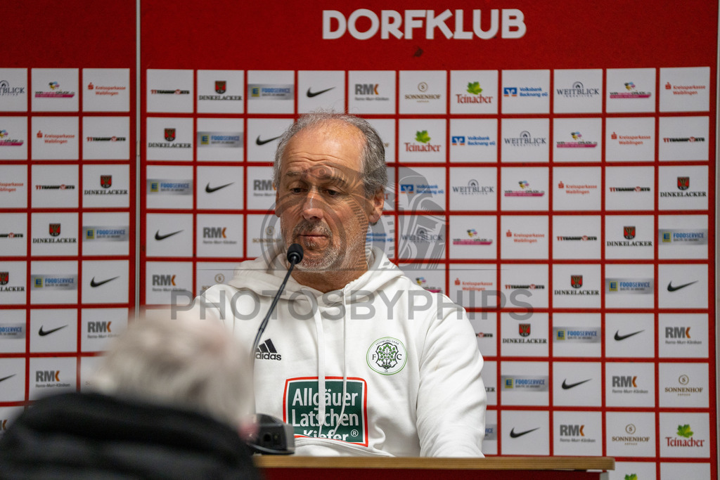 SG Sonnenhof Grossaspach vs. FC 08 Homburg, Fussball, Regionalliga Suedwest, 26. Spieltag, 28.03.2026 | Roland Seitz (Trainer FC 08 Homburg) bei der Pressekonferenz nach dem Sieg,SG Sonnenhof Grossaspach vs. FC 08 Homburg, Fussball, Regionalliga Suedwest, 26. Spieltag, 28.03.2026