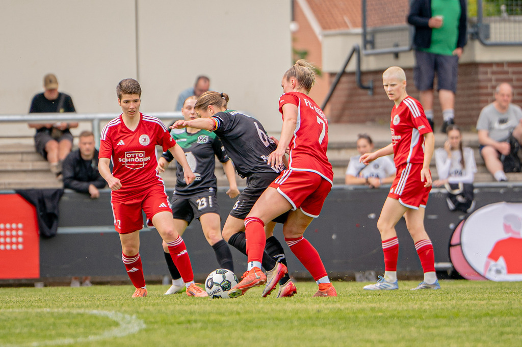 Fußball I Frauen I Saison 2025-2026 I Niedersachsen-Pokal I Finale I FC Jesteburg-Bendestorf - Hannover 96 I 22374 | jns.sportfotos - Realisiert mit Pictrs.com