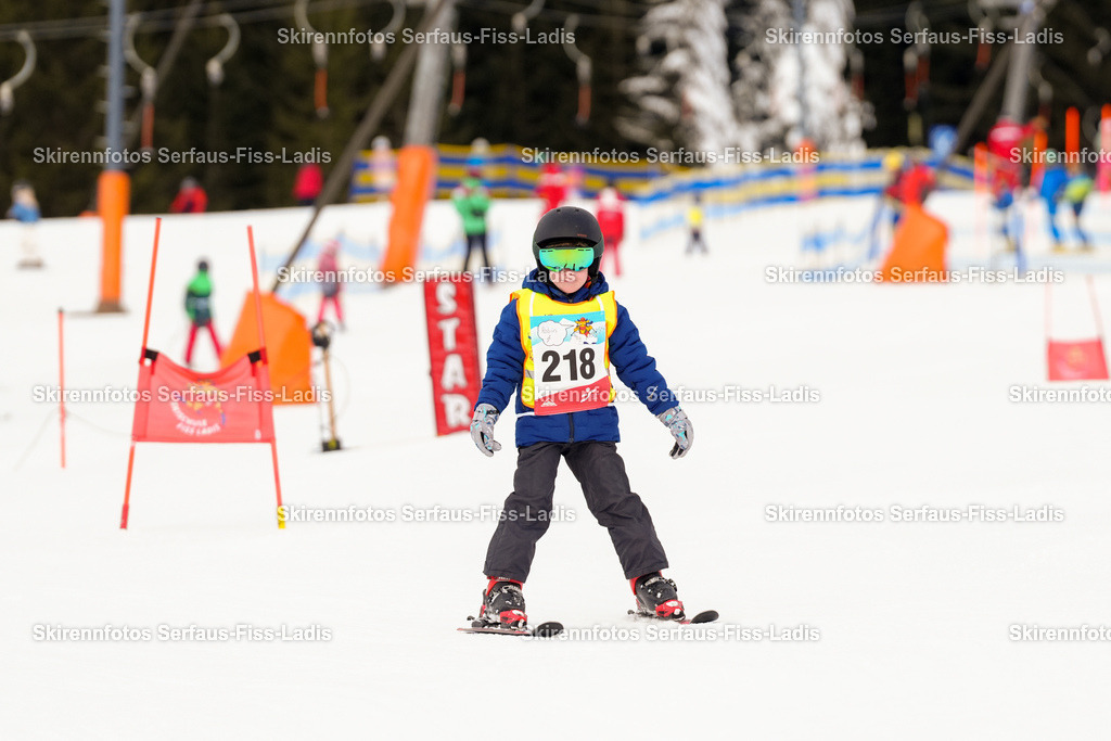 SRF_02.01.2026_0282 | Skirennfotos,Serfaus,Fiss,Ladis,Kinderskirennen,Winter,Tirol,Oberland,skirace,SFL,feelfree,weil wir's genießen,ski,Ski,skifahren,Sonnenplateau, - Realisiert mit Pictrs.com