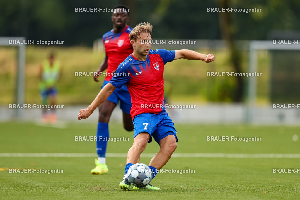 1_KFCWAT_20250723_0501.JPG -  - KFC Uerdingen - SG Wattenscheid 09 - Testspiel | Krefeld, Deutschland, 23.07.25: Alexander Lipinski (KFC Uerdingen) in Aktion, am Ball, Einzelaktion waehrend des Testspiel Spiels zwischen KFC Uerdingen - SG Wattenscheid 09 in der Covestro Sportpark am 23. July 2025 in Krefeld, Deutschland. (Foto von Stefan Brauer/Brauer-Fotoagentur)