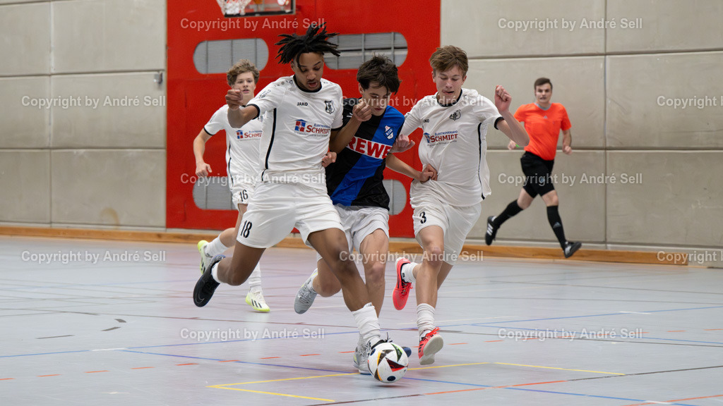 20250118_7093 | 21. A-Jugend-Turnier des VfR Neumünster um den KulturLokschuppen-Pokal 2025, HF 1 - Niendorfer TSV (schwarz) vs. Eckernförder SV (weiss), Lennard Heiduck (Niendorf #10) / Rayan Hansen (Eckernförde #18) &amp; Ole Jeß (Eckernförde #3) - Realisiert mit Pictrs.com