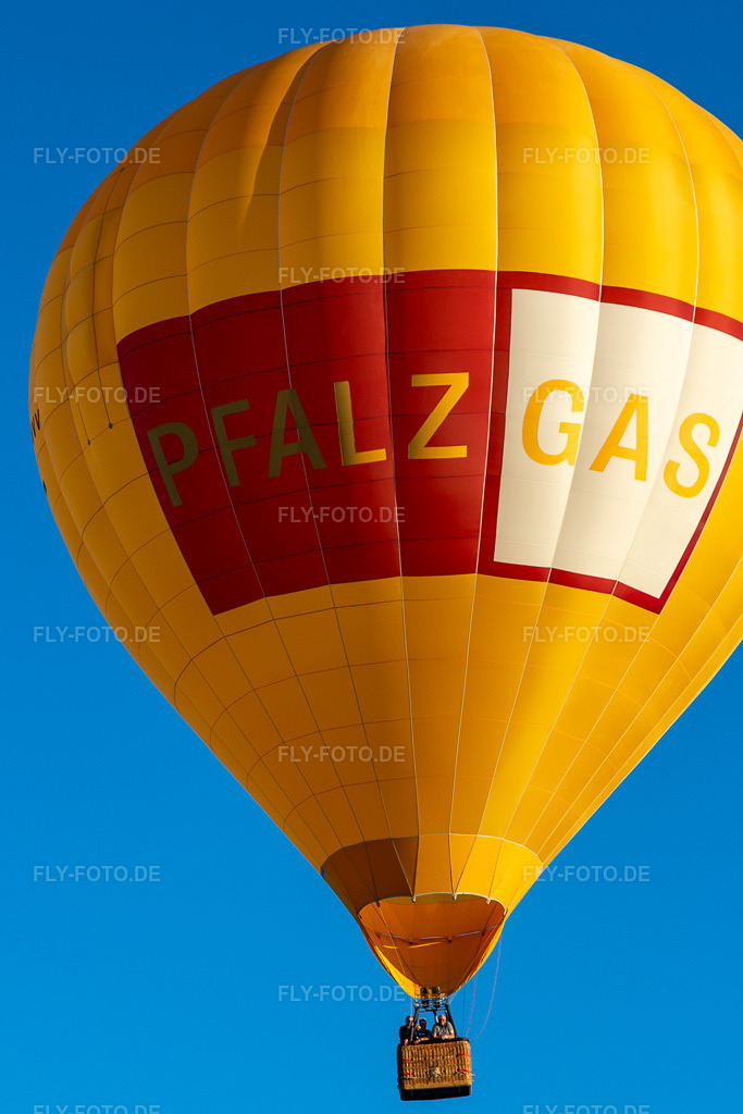 Luftbild: PfalzGas Heisluftballon in Herxheim bei Landau im Bundesland Rheinland-Pfalz in Deutschland. Foto: IMG_137648.jpg vom 10.08.2023 durch Werner Riehm/FLY-FOTO.de