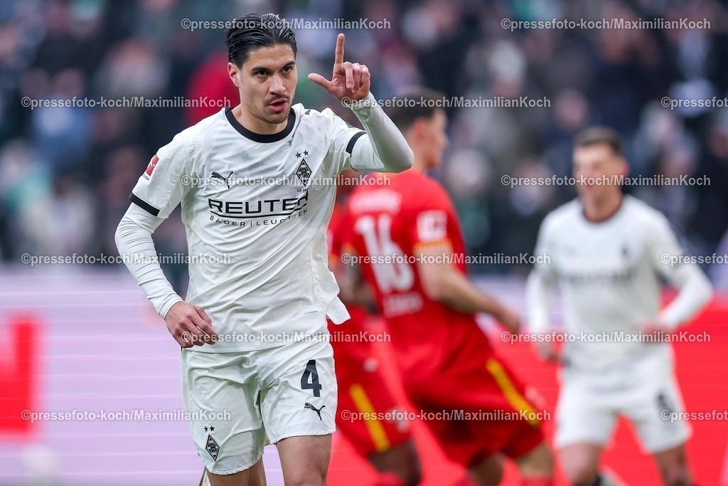 BMG11012601031 | 11.01.2026, Fußball, Borussia Mönchengladbach - FC Augsburg, 1. Fußball Bundesliga, 16.Spieltag, Borussia-Park, Saison 2025 2026: Torjubel nach dem Tor zum 2:0 durch Torschütze Kevin Diks&nbsp;(Borussia Mönchengladbach #04)  DFB regulations prohibit any use of photographs as image sequences and or quasi-video.