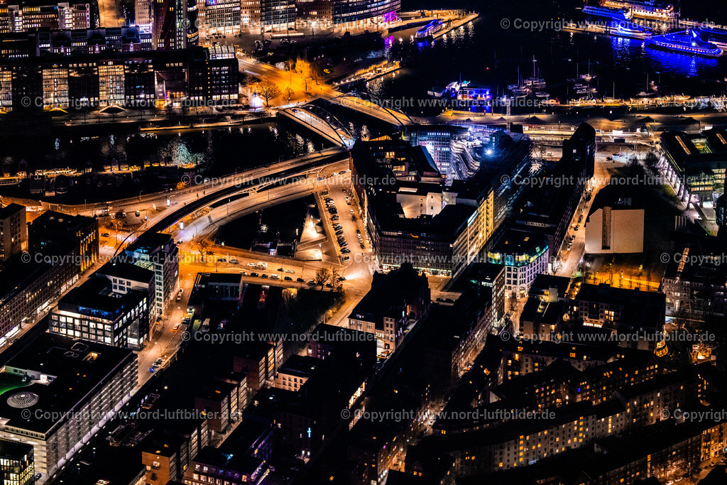 Hamburg_Baumwall_Hafen_Nachtaufnahme_ELS_7645060325 | HAMBURG 06.03.2025 Das denkmalgeschütze Kontorhaus und Bürogebäude " Slomanhaus " am Baumwall Ecke Steinhöft am Bauwall, nahe der Elbe, in der Innenstadt in Hamburg. // The listed office building and office building "Slomanhaus" on the corner of Baumwall and Steinhoeft am Bauwall, near the Elbe, in the city center of Hamburg. Foto: Martin Elsen