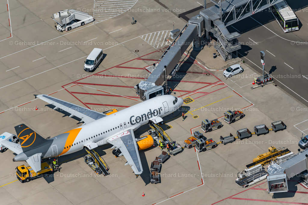 4047099 | STUTTGART 11.08.2021 Passagierflugzeug A320 der Condor Flugdienst GmbH auf der Parkposition - Abstellfläche auf dem Flughafen in Stuttgart im Bundesland Baden-Württemberg, Deutschland. Weiterführende Informationen bei: Condor Flugdienst GmbH,  Flughafen Stuttgart GmbH. // Passenger airplane A320 of Condor Flugdienst GmbH in parking position - parking area at the airport in Stuttgart in the state Baden-Wuerttemberg, Germany. Further information at: Condor Flugdienst GmbH,  Flughafen Stuttgart GmbH. Foto: Gerhard Launer