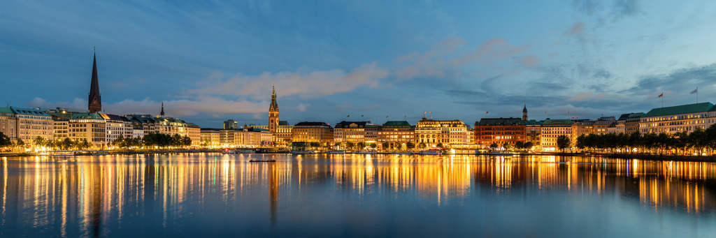 102307104 - Blaues Alsterpanorama | Wunderschöne Lichtstimmung an der Binnenalster zur blauen Stunde.