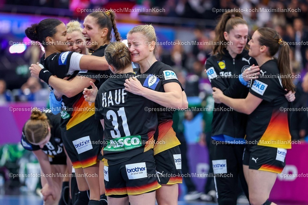 IHF09122502132 | 09.12.2025, Handball WM Frauen, Viertelfinale, Deutschland - Brasilien, 27th IHF Women's Handball World Championship, Westfalenhalle Dortmund: Freude nach dem Sieg und dem EInzug ins Halbfinale. Die Mannschaft feiert den Sieg unter Freudentränen zusammen auf dem Spielfeld und liegt sich glücklich in den Armen. Alexia Hauf (GER #31) umarmt Antje Doll (GER #29) glücklich neben Aimee von Pereira (GER #49) und Xenia Smits (GER #11) und Katharina Filter (GER #42) und Julia Maidhof (GER #27) 