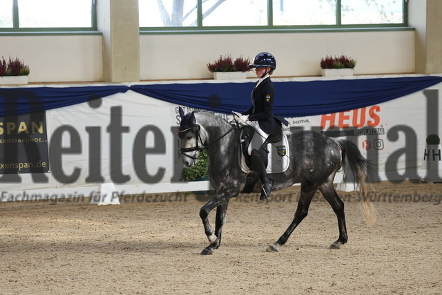 Ising_2025_Prfg.Nr.20_Pony-Dressurprfg.Kl.L_Kür_Mia Wagener_Quickstep EK (3) | Alle Fotos der Reiterjournal Fotografin Doris Matthaes im Reiterjournal Online-Fotoshop. - Realisiert mit Pictrs.com