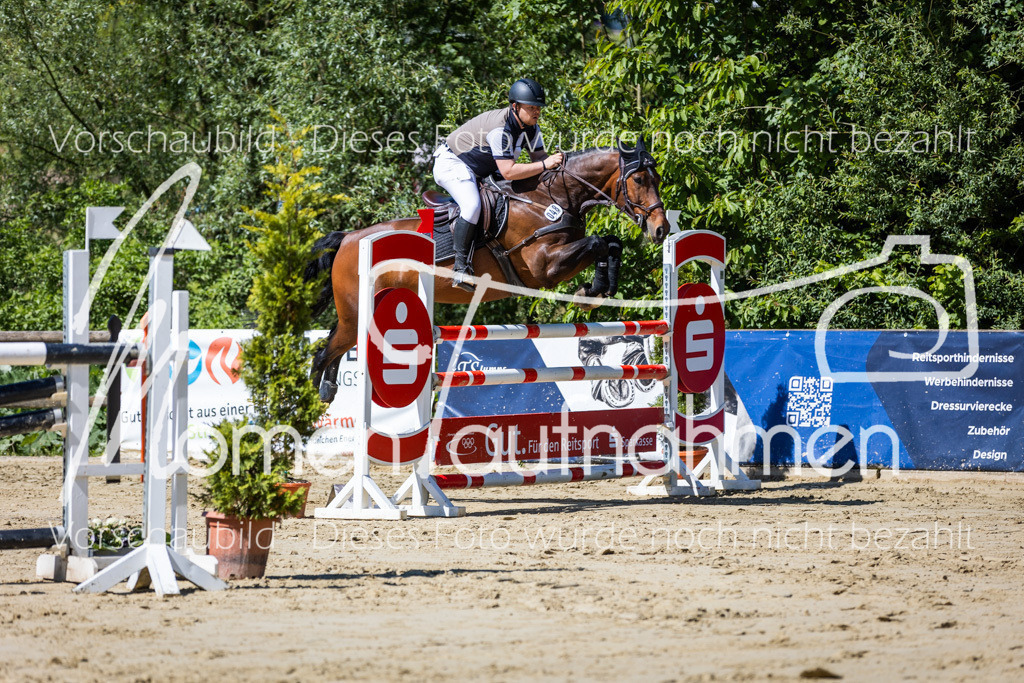 Donop24-M-Spr-022 | MomenTaufnahmen Pferdesportfotos