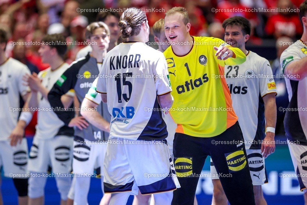 EHF28012602107 | 28.01.2026, Handball, Men's EHF EURO 2026, Deutschland - Frankreich, Jyske Bank Boxen in Herning, Dänemark, Main Round: Deutschland siegt gegen Frankreich und zieht ins Halbfinale ein. Abschlussjubel nach dem Sieg.  Juri Knorr (Germany #15)  David Späth (Germany #01)  Renars Uscins (Germany #23)