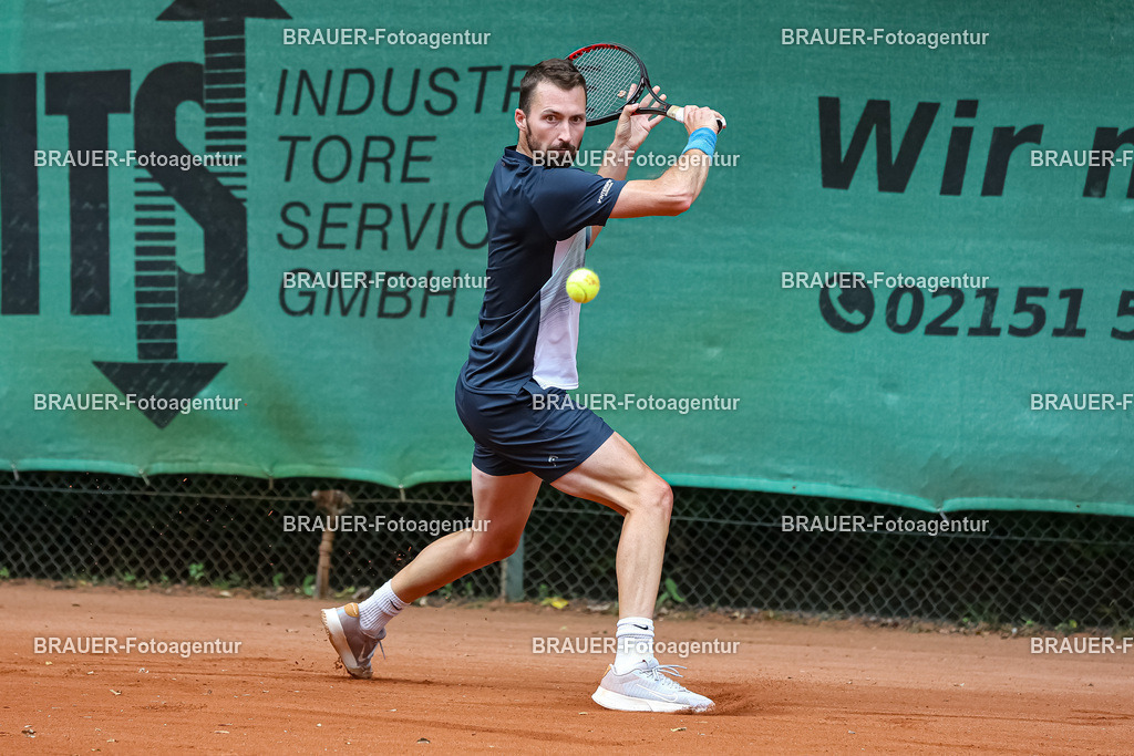 HTC Blau-Weiß Krefeld - LTTC Rot-Weiß Berlin  | Krefeld, Deutschland 21.07.2023, Tom Schönenberg (HTC Blau-Weiß Krefeld) gegen Eduard Esteve Lobato (LTTC Rot-Weiss Berlin) ,

bei der 2. Tennis Bundesliga Nord Begegnung zwischen HTC Blau-Weiß Krefeld und LTTC Rot-Weiß Berlin am 21.07.2023 in Krefeld.

(Foto: BRAUER-Fotoagentur)
 

