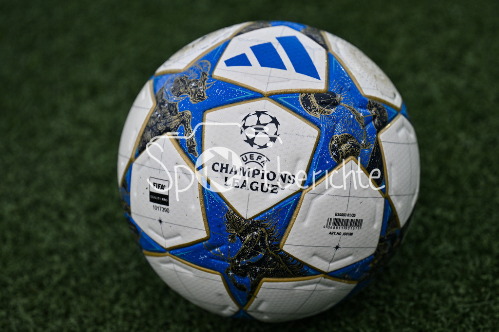 Paris Saint Germain U19 - FC Bayern München U19 | PARIS, FRANKREICH - 4. NOVEMBER: im Bild der ADIDAS Champions League Spielball / Ball / Symbolbild beim Ligaspiel zwischen der U19 von Paris Saint Germain und der U19 des FC Bayern München am 4. Spieltag der UEFA Youth League am PSG Campus am 04.11.2025