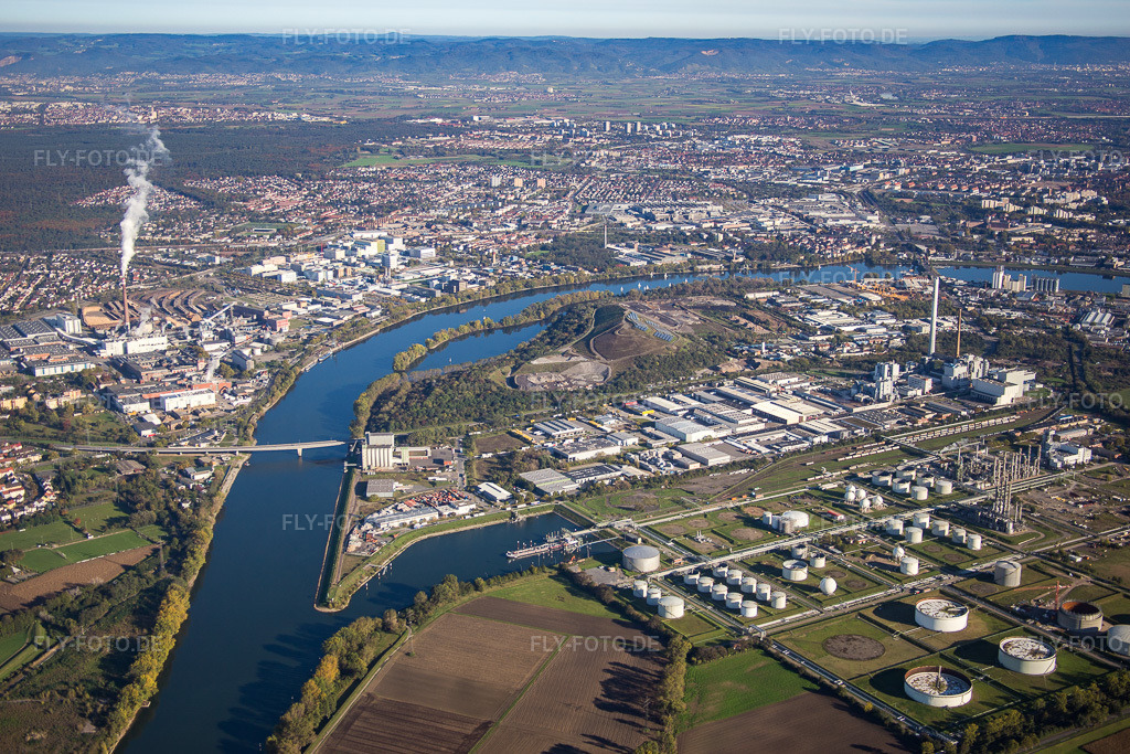 Luftbild: Bonadieshafen, Friesenheimer Insel im Ortsteil Neckarstadt-West in Mannheim im Bundesland Baden-Württemberg in Deutschland. Foto: IMG_074901.jpg vom 18.10.2014 durch Werner Riehm/FLY-FOTO.de