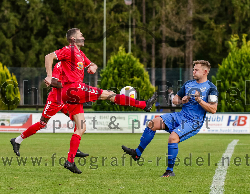 2023-11-04_021_FC_Langengeisling_gegen_VfL_Waldkraiburg | Erding, Deutschland, 04.11.2023:
Fußball, Bezirksliga Oberbayern Ost 2023 / 2024, 16. Spieltag, FC Langengeisling gegen VfL Waldkraiburg, Endergebnis: 2:0

Raimund Stuiber (VfL Waldkraiburg, #4), Hannes Dornauer (FC Langengeisling, #33)

Foto: Christian Riedel / fotografie-riedel.net