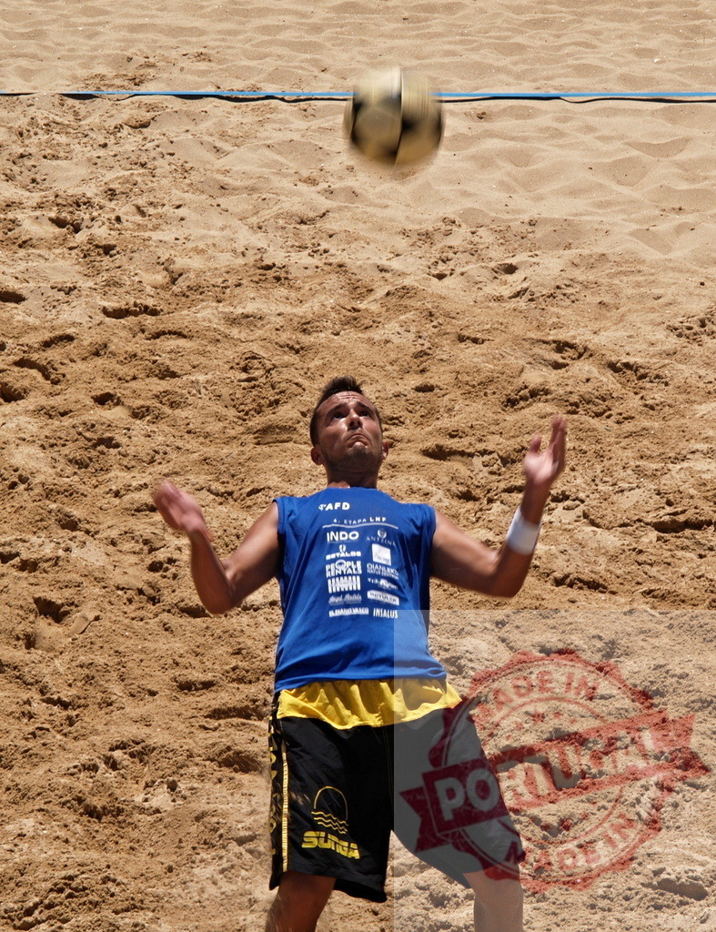 Male athlete playing footvolley on the beach setting the ball | Footvolley player setting the ball during a match on the beach - Realisiert mit Pictrs.com