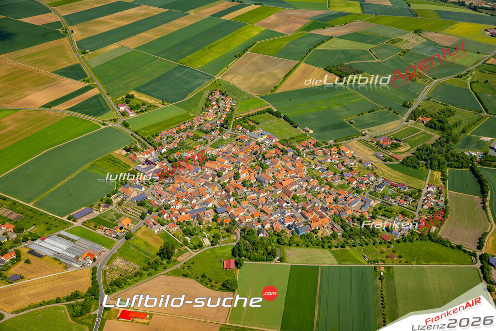 Die Luftaufnahme Hüttenheim - Willanzheim wurde 2022 vom Flugzeug aus (keine Drohne) erstellt. Hohe Auflösung -für große Poster und Wandbilder geeignet - Garantiert!