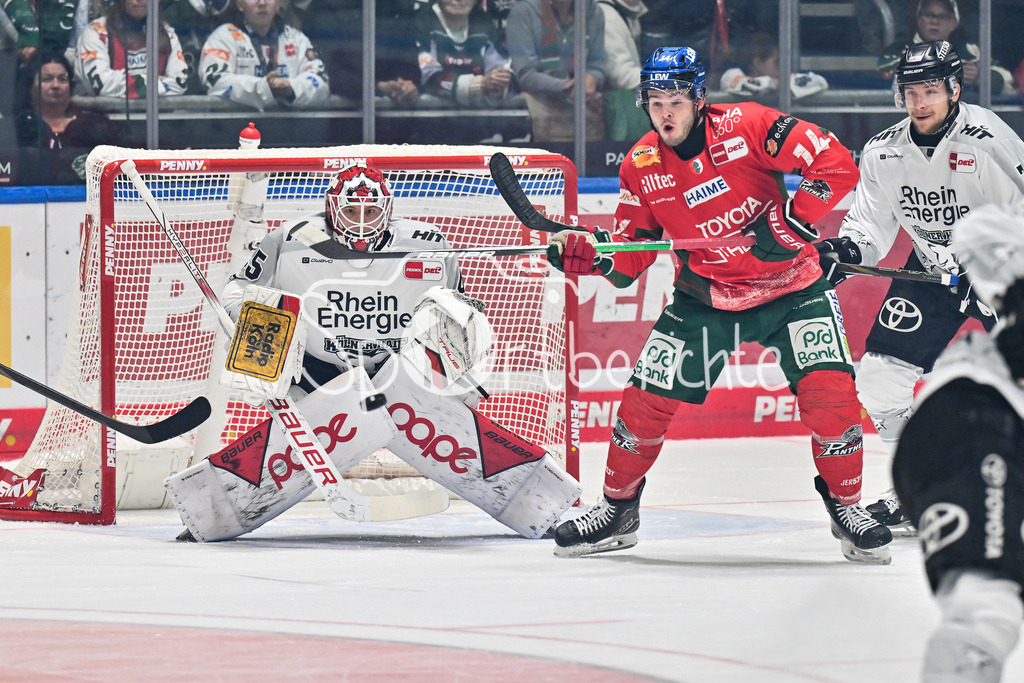 Augsburger Panther - Kölner Haie | in dieser Szene hat Tobias ANCICKA (Kölner Haie 45) den Puck fest im Blick / D. J. BUSDEKER (Augsburger Panther #14) / DEL: Augsburger Panther - Kölner Haie; Curt Frenzel Stadion am 26.09.2025