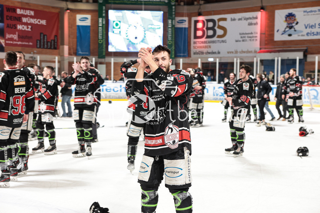 EHC Königsbrunn - TEV Miesbach | Grenzenloer Jubel beim EHC Koenigsbrunn nach dem Gewinn der Bayerliga Meisterschaft im Spiel 3 der Playoffserie gegen den TEV Miesbach / Jubel / Freude / Siegerfoto