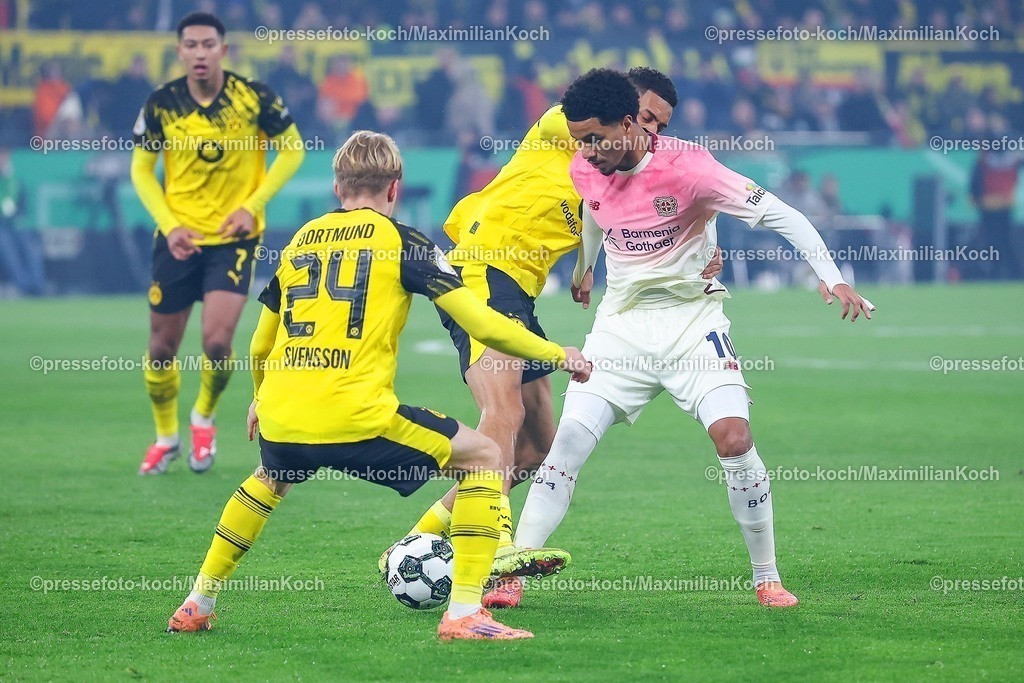 BVB02122501130 | 02.12.2025, Fußball, DFB-Pokal, Borussia Dortmund - Bayer 04 Leverkusen, Achtelfinale, Signal Iduna Park, Saison 2025 2026: Daniel Svensson (BVB #24) und Jobe Bellingham (BVB #07) im Zweikampf gegen  Malik Tillman (Bayer04 #10) DFB regulations prohibit any use of photographs as image sequences and or quasi-video.