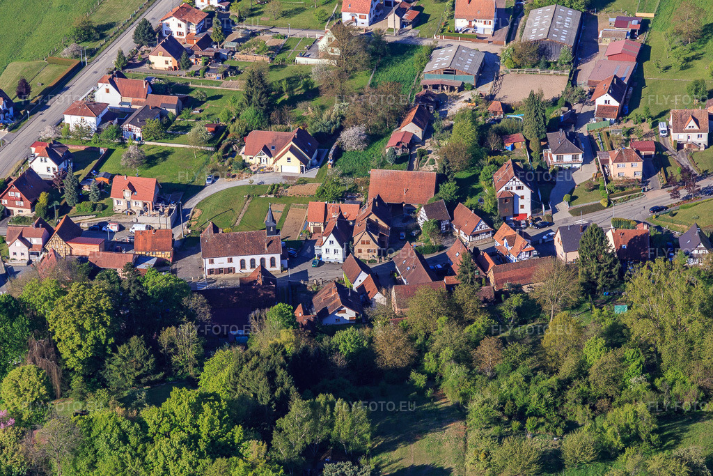 Vue aérienne: Église à Lobsann dans le département Bas Rhin, France.Photo: IMG_099334.jpg prise le 30/04/2017 par Werner Riehm/FLY-FOTO.euRésolution de l'original: 5051 x 3367 px